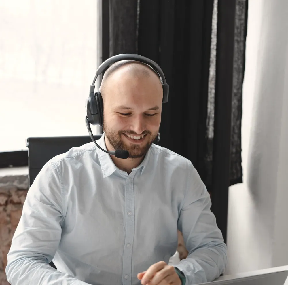 A Hostking support team member answering a chat on his laptop
